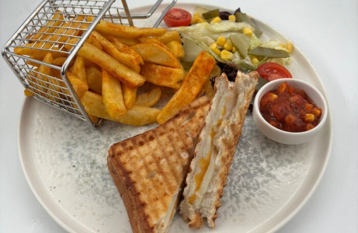 Üç Peynirli Tost
